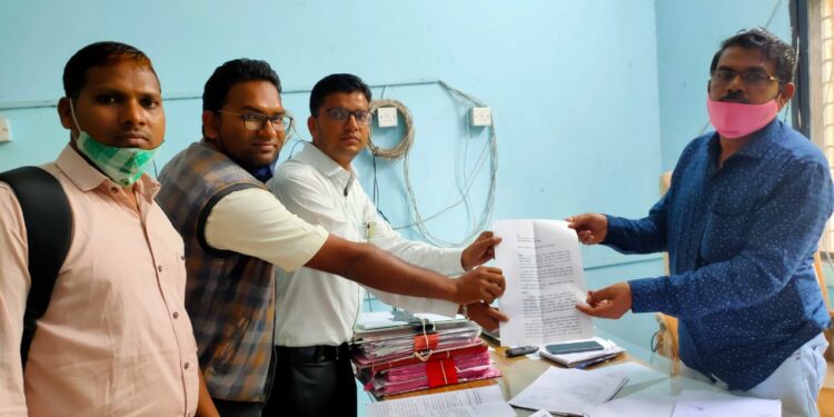 लस घेण्याची सक्ती केल्यास जिल्हाधिकारी यांच्यावर कारवाई करण्याची मागणीचे आरोग्य मंत्र्यांना निवेदन सादर