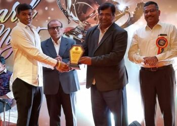 25 वर्ष अविरत  सेवा बजावल्या प्रकरणी देवमोगरा गॅस एजन्सीचे संचालक धनंजय गावित यांना पुरस्कार देऊन सन्मान