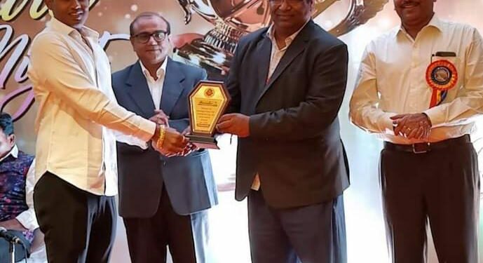 25 वर्ष अविरत सेवा बजावल्या प्रकरणी देवमोगरा गॅस एजन्सीचे संचालक धनंजय गावित यांना पुरस्कार देऊन सन्मान