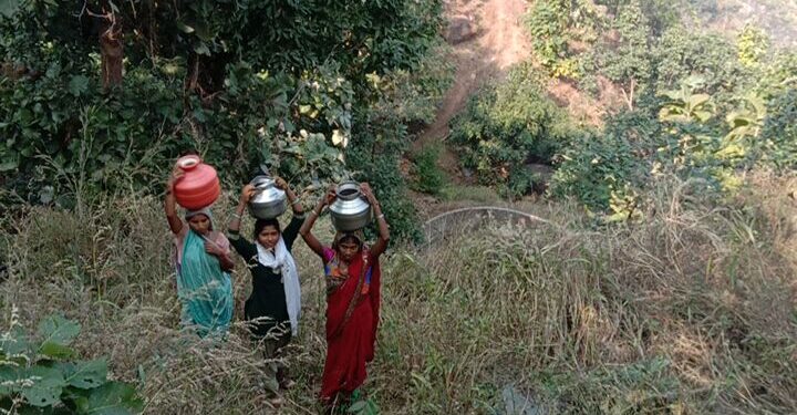 तिनसमाळ येथे पाण्यासाठी जीवघेणी कसरत सुरूच, जि.प.च्या झालेल्या स्थायी सभेतील अधिकार्‍यांचा दावा फोल