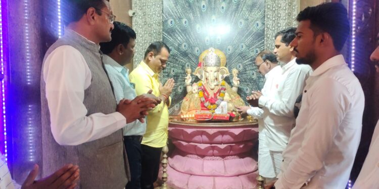 खा.शरदचंद्र पवार यांच्या दीर्घायुष्यासाठी  राष्ट्रवादी ओबीसी सेलतर्फे अभिषेक, महाआरती व प्रसादाचे वाटप