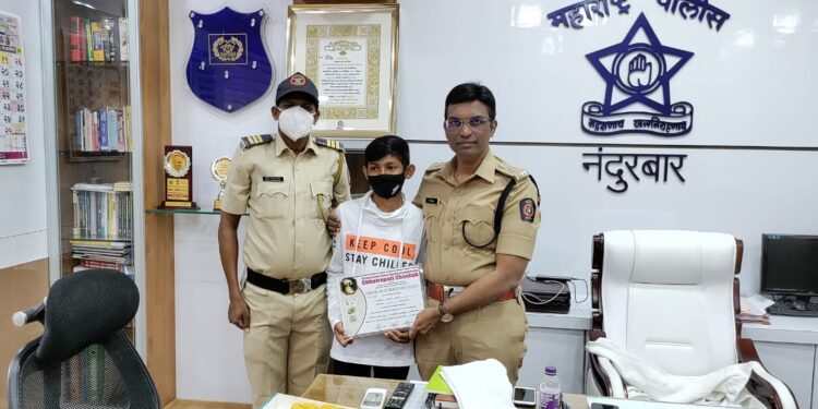 राज्यस्तरीय स्केटींग स्पर्धेत प्रथम क्रमांक आल्याबद्दल हर्षल वळवीचा पोलीस अधीक्षकांनी केला सत्कार