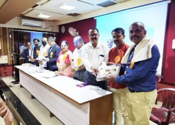 गोपाल गावीत यांना राज्यस्तरीय रयतेचा कैवारी शिक्षण भूषण पुरस्काराने गौरव