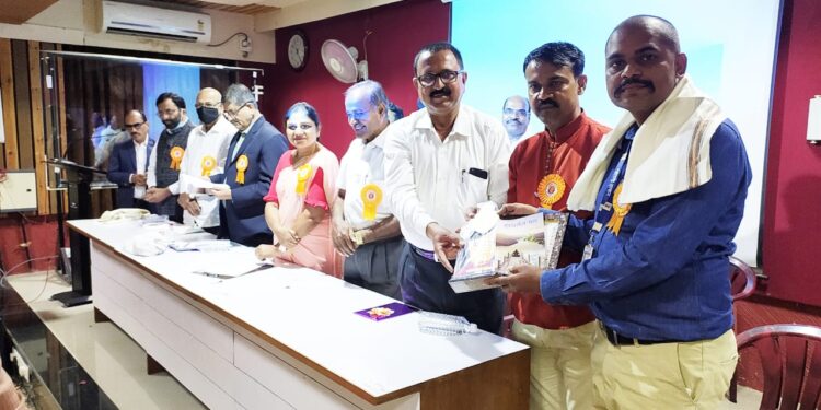 गोपाल गावीत यांना राज्यस्तरीय रयतेचा कैवारी शिक्षण भूषण पुरस्काराने गौरव