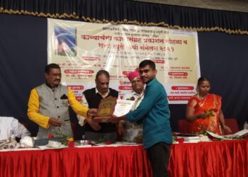 पुणे येथे आदिवासी युवा कवि संतोष पावरा यांना  डॉ. श्रीपाल सबनीस यांच्या हस्ते विशेष सन्मान
