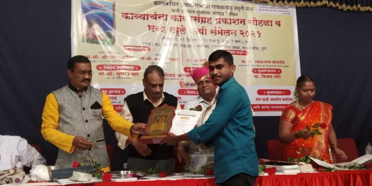 पुणे येथे आदिवासी युवा कवि संतोष पावरा यांना  डॉ. श्रीपाल सबनीस यांच्या हस्ते विशेष सन्मान