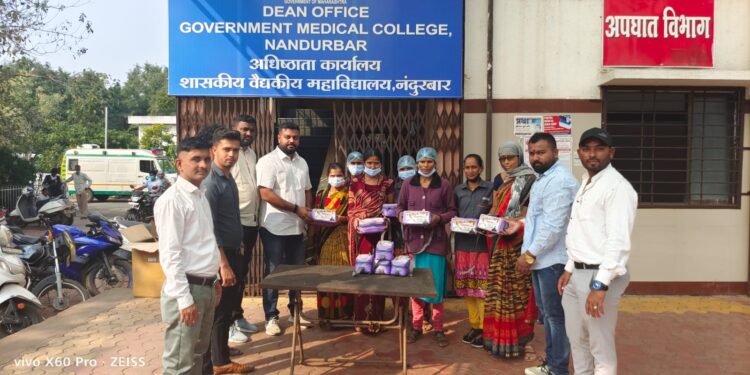 खा. शरदचंद्र पवार यांचा वाढदिवसनिमित्त नंदूरबार शहर राष्ट्रवादी युवक कॉंग्रेसतर्फे १५० महिला कर्मचाऱ्यांना टिफिन बॉक्सचे वाटप