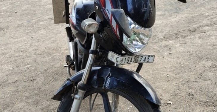 टाटा मॅजिकची  मोटरसायकलला धडक, दोघे युवक जखमी