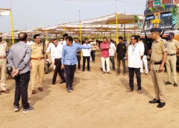 पोलीस अधिक्षक पी .आर. पाटील यांनी केली अश्व बाजारात पाहणी