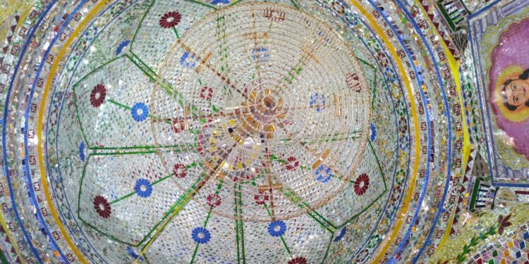 तीनशे वर्षापूर्वीचे सारंगखेडा येथील दत्त मंदिरात  राजस्थानी कलावंतांनी साकारले अनोखे शिल्प