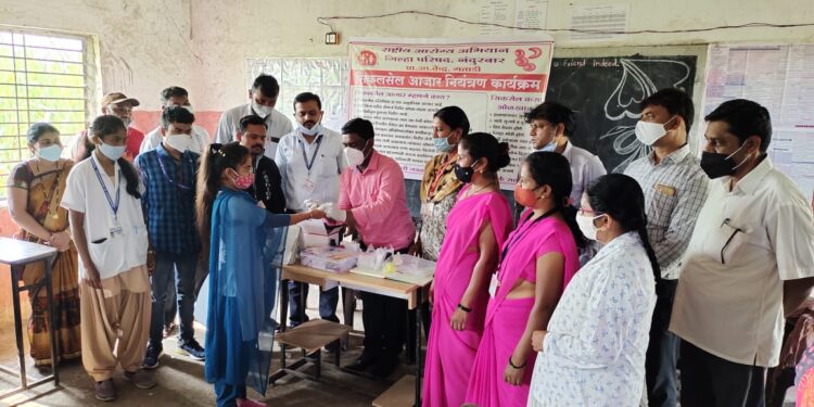 भरडू येथील अनुदानित आश्रमशाळेत  सिकलसेल तपासणी मोहीम