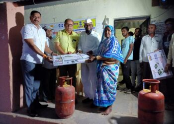 वडछिल येथे उज्वला गॅस योजनेअंतर्गत गॅस वाटप