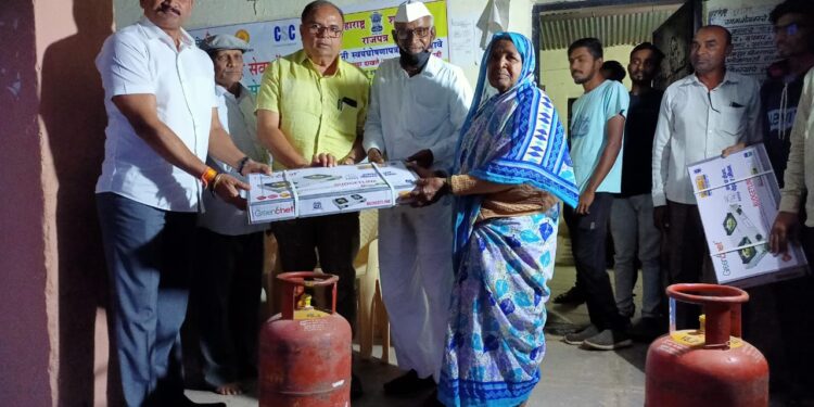 वडछिल येथे उज्वला गॅस योजनेअंतर्गत गॅस वाटप