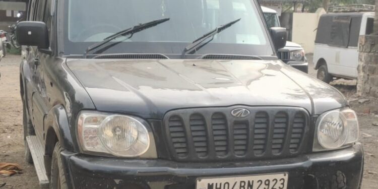 नवापूर शहराजवळ अवैध गुटख्यासाह आठ लाख ६० हजाराचा मुद्देमाल जप्त, तिघांविरुद्ध गुन्हा दाखल