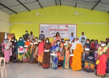 नंदूरबार तहसील कार्यालयात राष्ट्रीय कुटुंब अर्थसाहाय्य योजनेंतर्गत ४९ लाभार्थ्यांना  9 लाख 80 हजाराची मदत, दोन आत्महत्याग्रस्त शेतकऱ्यांच्या वारसांना धनादेश व  शिधापत्रिकांचे वाटप