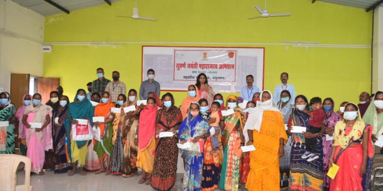 नंदूरबार तहसील कार्यालयात राष्ट्रीय कुटुंब अर्थसाहाय्य योजनेंतर्गत ४९ लाभार्थ्यांना  9 लाख 80 हजाराची मदत, दोन आत्महत्याग्रस्त शेतकऱ्यांच्या वारसांना धनादेश व  शिधापत्रिकांचे वाटप