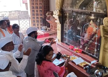 एस.टी.महामंडळाचे शासनात विलीनीकरण व्हावे यासाठी नंदुरबार आगारातील संपकरी कर्मचार्‍यांनी सर्वधर्मिय देवीदेवतांना घातले साकडे