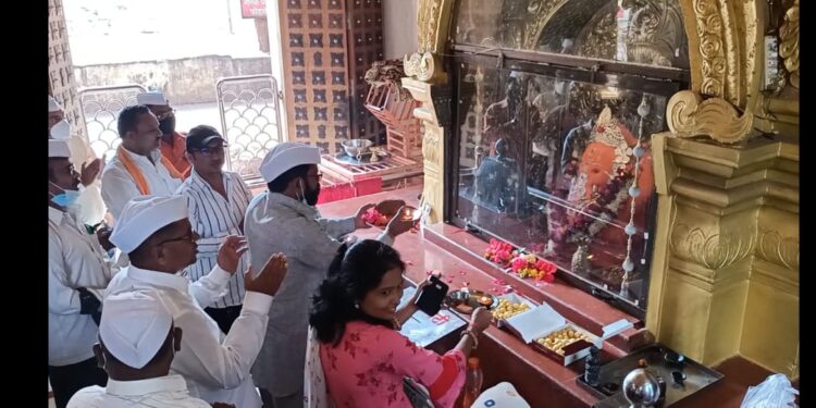 एस.टी.महामंडळाचे शासनात विलीनीकरण व्हावे यासाठी नंदुरबार आगारातील संपकरी कर्मचार्‍यांनी सर्वधर्मिय देवीदेवतांना घातले साकडे