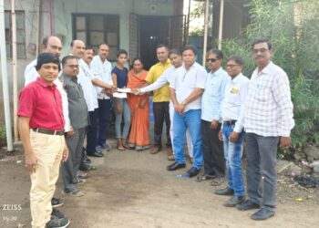 धुळे व नंदुरबार जिल्हा प्राथमिक शिक्षक पतसंस्थेतर्फे मयत सभासदास साडे पाच लाखांची कर्जमाफी देत दिला मदतीचा धनादेश