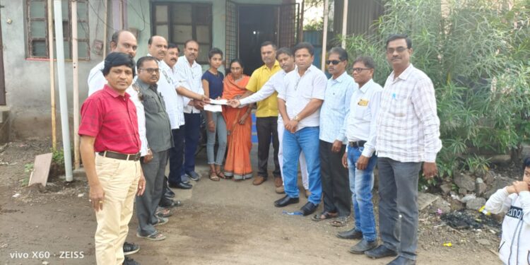 धुळे व नंदुरबार जिल्हा प्राथमिक शिक्षक पतसंस्थेतर्फे मयत सभासदास साडे पाच लाखांची कर्जमाफी देत दिला मदतीचा धनादेश