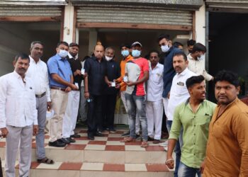 स्व.बबनराव माळी यांच्या पुण्यतिथी निमित्ताने कोविड १९ युनिवर्सल पासचे मोफत वितरण