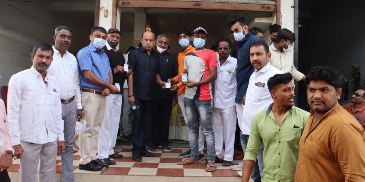 स्व.बबनराव माळी यांच्या पुण्यतिथी निमित्ताने कोविड १९ युनिवर्सल पासचे मोफत वितरण