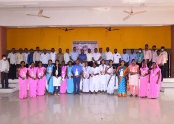 सत्काराने भारवल्या आशा,अंगणवाडी व आरोग्य सेविका, लसीकरणासाठी राबणाऱ्या यंत्रणेच्या पत्रकार संघातर्फे सन्मान