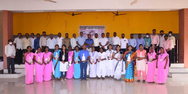 सत्काराने भारवल्या आशा,अंगणवाडी व आरोग्य सेविका, लसीकरणासाठी राबणाऱ्या यंत्रणेच्या पत्रकार संघातर्फे सन्मान