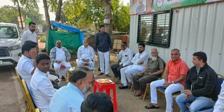 माजी आ.चंद्रकांत रघुवंशी यांची राष्ट्रवादीच्या संपर्क कार्यालयाला भेट, तळोदा येथे राजकीय चर्चेला आले उधाण