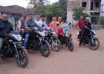 मोटारसायकलद्वारे नर्मदा परिक्रमा करीत प्रत्येक गावात थांबून उपेंद्रानंद बाबा करत आहेत वृक्षारोपण