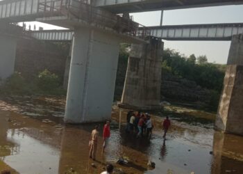 नंदुरबार- उधना पॅसेंजरमध्ये दरवाज्यात बसण्याच्या वादातून दोघात हाणामारी,चालत्या रेल्वेतून फेकल्याने युवकाचा मृत्यू, एकास अटक