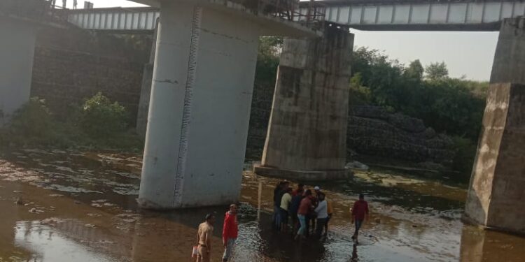 नंदुरबार- उधना पॅसेंजरमध्ये दरवाज्यात बसण्याच्या वादातून दोघात हाणामारी,चालत्या रेल्वेतून फेकल्याने युवकाचा मृत्यू, एकास अटक