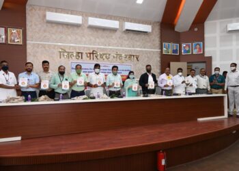 नंदुरबार जिल्ह्यातील माध्य. शाळांतील मुख्याध्यापकांसाठी शैक्षणिक मार्गदर्शक पुस्तिकेचे मान्यवरांच्या हस्ते प्रकाशन