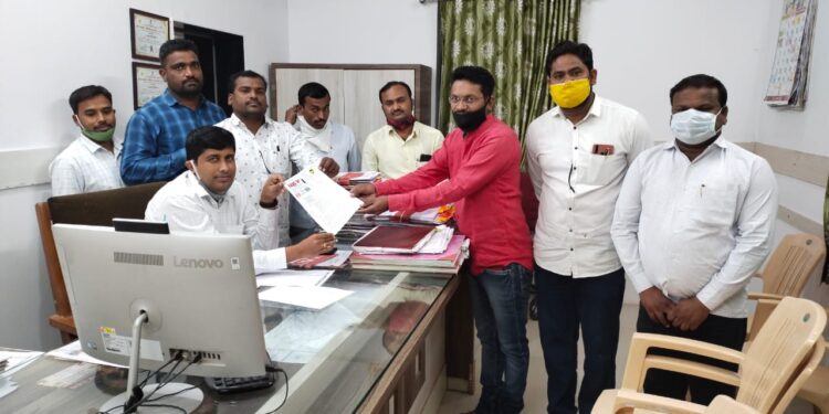 प्रहार शिक्षक संघटनेतर्फे प्राथमिक शिक्षकांच्या प्रलंबित प्रश्‍नांसंदर्भात बिडीओंना निवेदन