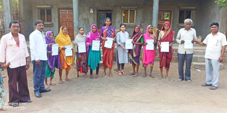 तळोदा तालुक्यात अध्यक्ष “आपल्या दारी “उपक्रम राबवित संजय गांधी निराधार योजनेचे मंजुरीचे पत्र लाभार्थ्यांना थेट घरपोच वाटप