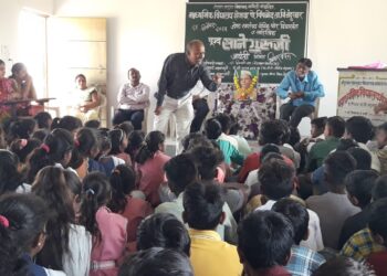 शेजवा येथील माध्यमिक विद्यालयात साने गुरुजी यांच्या जयंती निमित्त कथाकथन