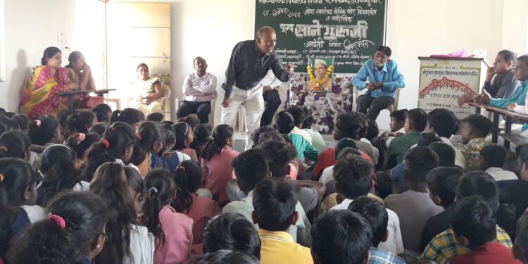 शेजवा येथील माध्यमिक विद्यालयात साने गुरुजी यांच्या जयंती निमित्त कथाकथन