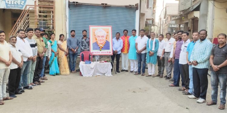 नवापुर भाजपातर्फे सुशासन दिनानिमित्त ज्येष्ठ  पदाधिकारी व कार्यकर्ते यांचा तालुकाध्यक्ष भरत गावित यांच्या हस्ते सन्मान