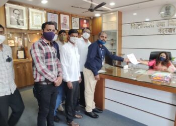 प्रहार शिक्षक संघटनेमार्फत जिल्हाधिकारी डॉ.मनिषा खत्री यांना निवेदन.जुनी पेंशनसाठी काळ्या फिती लावुन आंदोलन