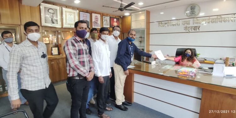 प्रहार शिक्षक संघटनेमार्फत जिल्हाधिकारी डॉ.मनिषा खत्री यांना निवेदन.जुनी पेंशनसाठी काळ्या फिती लावुन आंदोलन