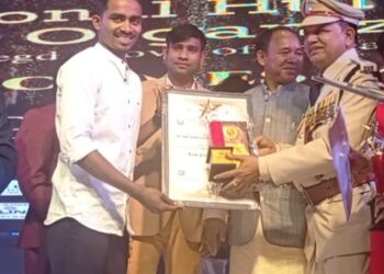 गल्ली ते दिल्ली प्रवास : दिल्ली येथे आंतरराष्ट्रीय गिर्यारोहक अनिल वसावे  इंडियन आयकॉन अवॉर्डने सन्मानित