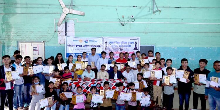 वैभव बोरसे खुल्या गटात तर ऋषिकेश सोनार वीस वर्षाच्या गटात  बुद्धिबळ स्पर्धेत सर्वप्रथम