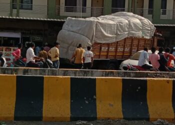 भरधाव ट्रकवरील चालकाचे नियंत्रण सुटल्याने ट्रक घुसला थेट शॉपिंग कॉम्प्लेक्समध्ये