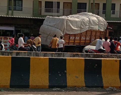 भरधाव ट्रकवरील चालकाचे नियंत्रण सुटल्याने ट्रक घुसला थेट शॉपिंग कॉम्प्लेक्समध्ये