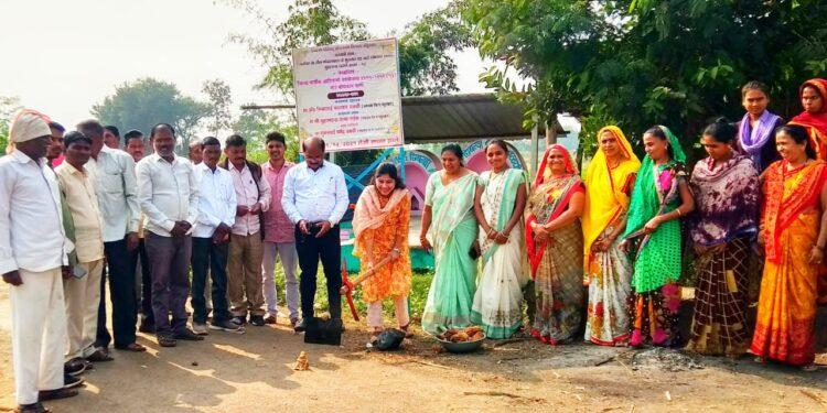 तळोदा तालुक्यात जि.प.अध्यक्षांच्या हस्ते रस्ते कामांचे भूमिपूजन
