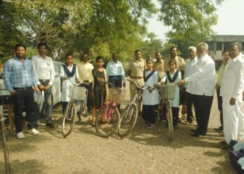 स्वातंत्र्याचा अमृतमहोत्सव निमित्त कळंबु विद्यालयात मुलींना १०० सायकलींचे मोफत वाटप, युवकमित्र परिवाराचा सायकल बँक उपक्रम