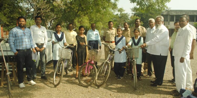 स्वातंत्र्याचा अमृतमहोत्सव निमित्त कळंबु विद्यालयात मुलींना १०० सायकलींचे मोफत वाटप, युवकमित्र परिवाराचा सायकल बँक उपक्रम