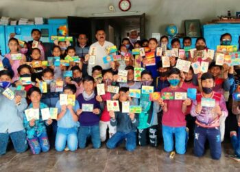 लुप्त होत जाणाऱ्या पोस्ट कार्डवर शाळेच्या विद्यार्थ्यांनी काढले चित्र, कोरोनायोद्धाना संदेश देण्याचा कलाशिक्षकाचा अनोखा उपक्रम