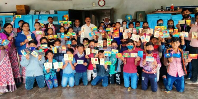 लुप्त होत जाणाऱ्या पोस्ट कार्डवर शाळेच्या विद्यार्थ्यांनी काढले चित्र, कोरोनायोद्धाना संदेश देण्याचा कलाशिक्षकाचा अनोखा उपक्रम