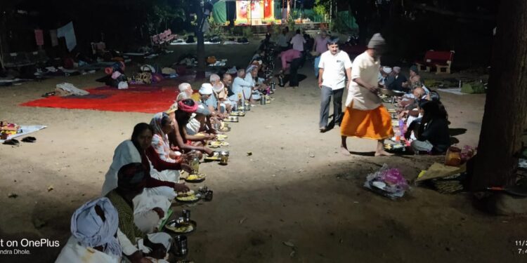 कुठला गाजावाजा न करता : मित्र परिवाराच्या मदतीने आश्रमात दोन वर्षांपासून नर्मदा परिक्रमा करणार्या 200 भाविकांसाठी रोज केली जातेय निवारा,जेवण, आरोग्याची सोय